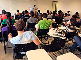 Alunos e Professor em sala de aula