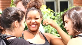 Imagem de aluna estrangeira sorrindo