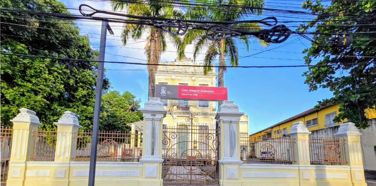 Casa Joaquim Amazonas - Anexo II - Bloco A - Arquivo do CCJ - Este prédio foi construído no inicio do século XX e serviu como residência até 1946. Foi adquirida a família Armindo Moura, pela Universidade do Recife, para sede da Reitoria, na gestão do seu primeiro Reitor Joaquim de Almeida Amazonas.